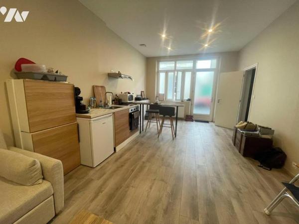 Local professionnel/ bureaux rez de chaussée avec garage centre ville de SAUMUR