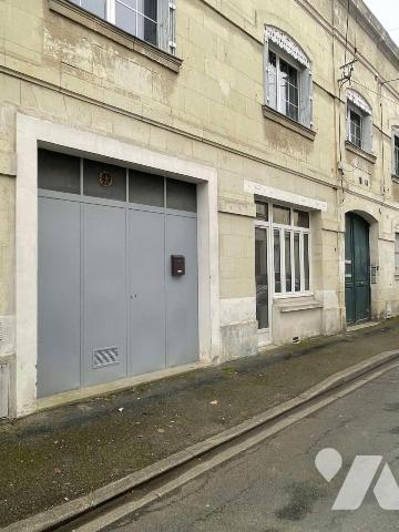 Local professionnel/ bureaux rez de chaussée avec garage centre ville de SAUMUR