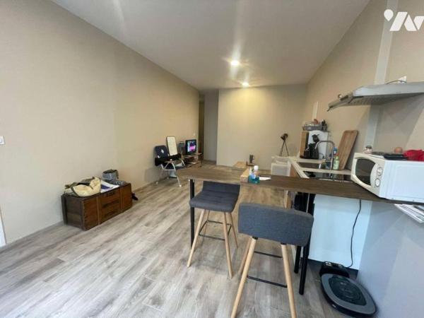 Local professionnel/ bureaux rez de chaussée avec garage centre ville de SAUMUR