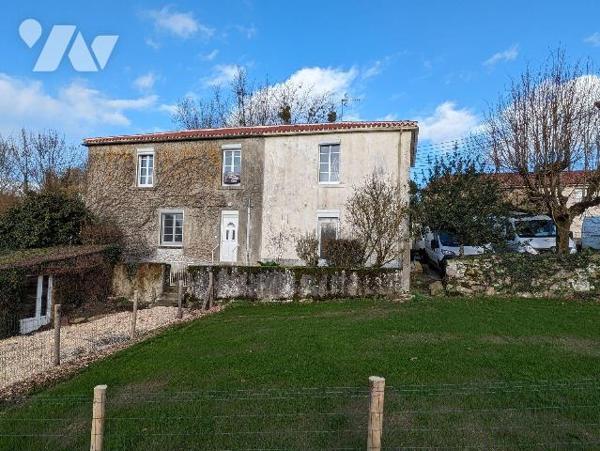 POUZAUGES - Idéal investisseurs ou primo-accédants, maison à étage de 98 m² habitables et jardi...