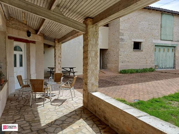 Epannes - maison en pierre avec dépendances