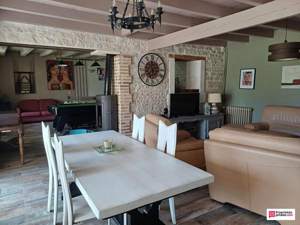 Epannes - maison en pierre avec dépendances