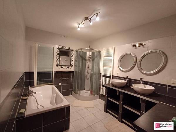 Epannes - maison en pierre avec dépendances