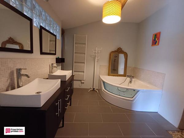 Epannes - maison en pierre avec dépendances