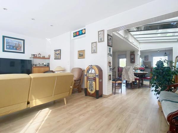 Maison familiale 142 m² – Verrière centrale, 4 chambres, jardin clos – Sacré-Cœur