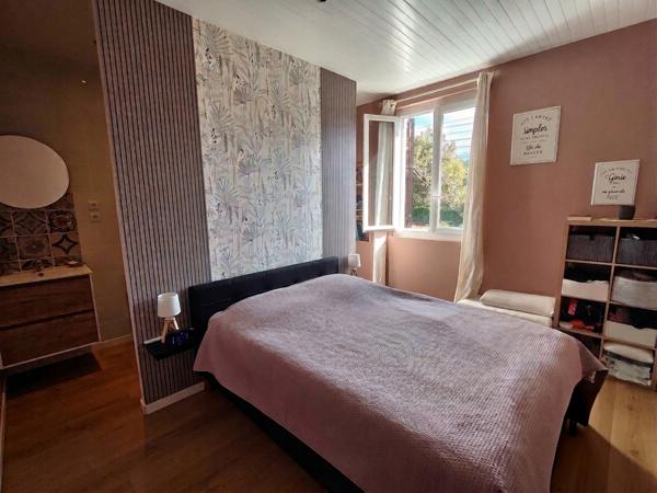 Maison rénovée de 97 m² avec piscine sur terrain de 580 m²
