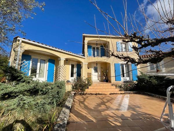 Villa traditionnelle de 2005 composée 4 chambres double garage terrain 3040 m2 constructible