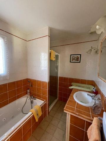 Villa traditionnelle de 2005 composée 4 chambres double garage terrain 3040 m2 constructible