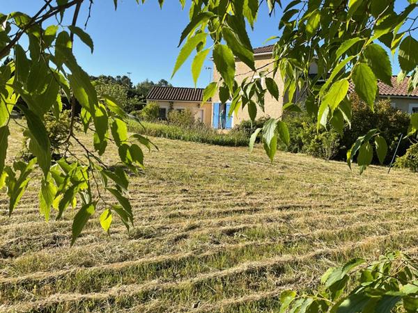 Villa traditionnelle de 2005 composée 4 chambres double garage terrain 3040 m2 constructible