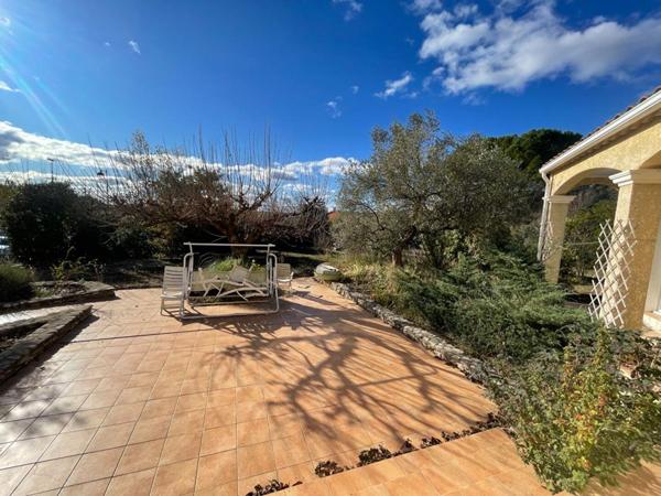Villa traditionnelle de 2005 composée 4 chambres double garage terrain 3040 m2 constructible