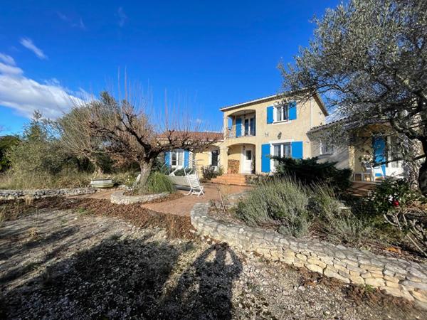 Villa traditionnelle de 2005 composée 4 chambres double garage terrain 3040 m2 constructible
