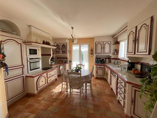 Villa traditionnelle de 2005 composée 4 chambres double garage terrain 3040 m2 constructible