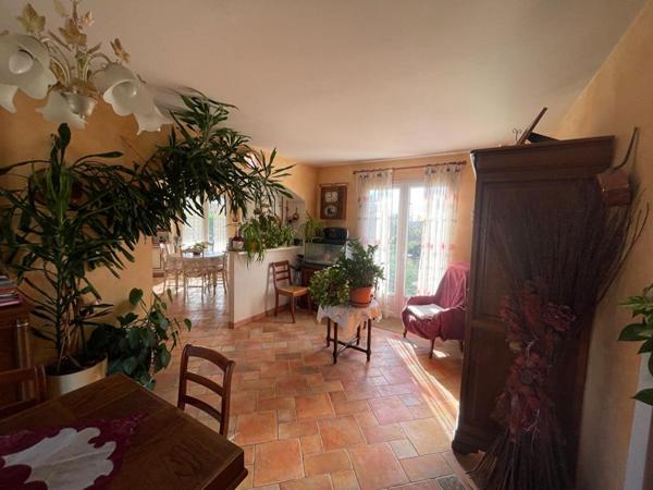 Villa traditionnelle de 2005 composée 4 chambres double garage terrain 3040 m2 constructible