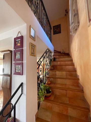 Villa traditionnelle de 2005 composée 4 chambres double garage terrain 3040 m2 constructible