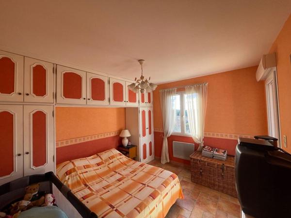Villa traditionnelle de 2005 composée 4 chambres double garage terrain 3040 m2 constructible