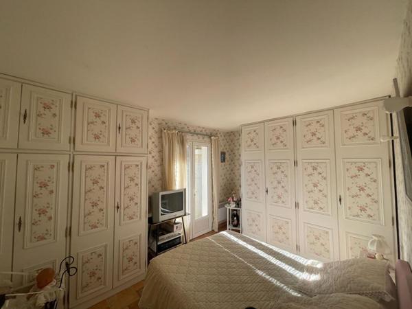 Villa traditionnelle de 2005 composée 4 chambres double garage terrain 3040 m2 constructible