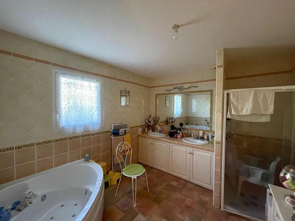 Villa traditionnelle de 2005 composée 4 chambres double garage terrain 3040 m2 constructible