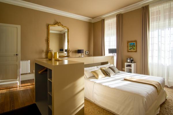 Neuvic (24190) Château enchanté en Périgord blanc