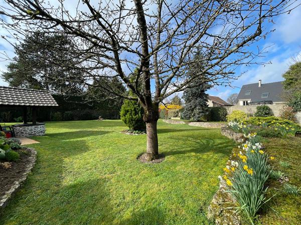 Maison individuelle 7 pièces 165 m² + cave totale sur 1199 m² de terrain