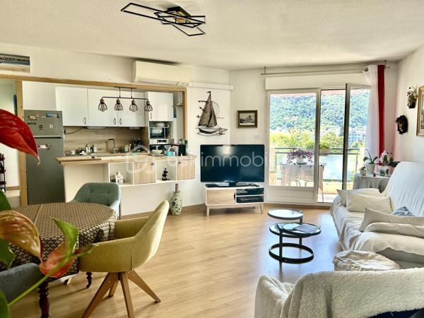 Coup de cœur en résidence senior avec vue sur le Semnoz !

Découvrez ce bel appartement de 74 m² situé au 6ᵉ étage sur 7 d’une résidence senior sécurisée, offrant confort, sérénité et services de qualité au quotidien.

Idéalement situé à proximité immédiate du centre-ville, des commerces, de la gare et des établissements de santé, il bénéficie d’un environnement pratique et recherché.

L’appartement se compose d’une agréable pièce de vie baignée de lumière avec cuisine équipée ouverte sur le séjour. Le salon donne accès à un balcon où vous pourrez profiter d’une magnifique vue dégagée sur le Semnoz et les environs.

L’espace nuit comprend deux chambres confortables, une salle de bain ainsi qu’un WC séparé.

Un garage fermé complète ce bien.

Les plus de la résidence :

* Accueil à la réception,
* Gardien de nuit,
* Résidence sécurisée,
* Services adaptés aux seniors,

Les atouts du bien :
✔ 74 m² habitables
✔ 6ᵉ étage avec ascenseur
✔ Balcon avec vue dégagée sur le Semnoz
✔ Garage fermé
✔ Proximité immédiate des commerces, de la gare et des services médicaux


Un appartement rare alliant confort, sécurité et qualité de vie, idéal pour profiter pleinement de votre retraite dans un cadre privilégié.

À visiter sans tarder !