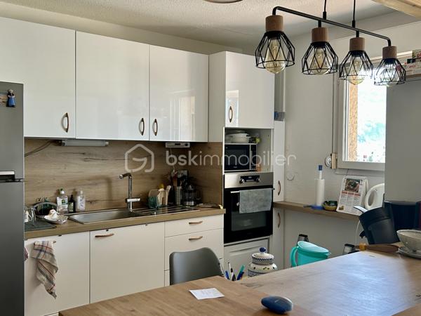 Coup de cœur en résidence senior avec vue sur le Semnoz !

Découvrez ce bel appartement de 74 m² situé au 6ᵉ étage sur 7 d’une résidence senior sécurisée, offrant confort, sérénité et services de qualité au quotidien.

Idéalement situé à proximité immédiate du centre-ville, des commerces, de la gare et des établissements de santé, il bénéficie d’un environnement pratique et recherché.

L’appartement se compose d’une agréable pièce de vie baignée de lumière avec cuisine équipée ouverte sur le séjour. Le salon donne accès à un balcon où vous pourrez profiter d’une magnifique vue dégagée sur le Semnoz et les environs.

L’espace nuit comprend deux chambres confortables, une salle de bain ainsi qu’un WC séparé.

Un garage fermé complète ce bien.

Les plus de la résidence :

* Accueil à la réception,
* Gardien de nuit,
* Résidence sécurisée,
* Services adaptés aux seniors,

Les atouts du bien :
✔ 74 m² habitables
✔ 6ᵉ étage avec ascenseur
✔ Balcon avec vue dégagée sur le Semnoz
✔ Garage fermé
✔ Proximité immédiate des commerces, de la gare et des services médicaux


Un appartement rare alliant confort, sécurité et qualité de vie, idéal pour profiter pleinement de votre retraite dans un cadre privilégié.

À visiter sans tarder !