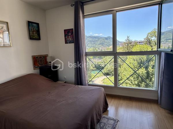 Coup de cœur en résidence senior avec vue sur le Semnoz !

Découvrez ce bel appartement de 74 m² situé au 6ᵉ étage sur 7 d’une résidence senior sécurisée, offrant confort, sérénité et services de qualité au quotidien.

Idéalement situé à proximité immédiate du centre-ville, des commerces, de la gare et des établissements de santé, il bénéficie d’un environnement pratique et recherché.

L’appartement se compose d’une agréable pièce de vie baignée de lumière avec cuisine équipée ouverte sur le séjour. Le salon donne accès à un balcon où vous pourrez profiter d’une magnifique vue dégagée sur le Semnoz et les environs.

L’espace nuit comprend deux chambres confortables, une salle de bain ainsi qu’un WC séparé.

Un garage fermé complète ce bien.

Les plus de la résidence :

* Accueil à la réception,
* Gardien de nuit,
* Résidence sécurisée,
* Services adaptés aux seniors,

Les atouts du bien :
✔ 74 m² habitables
✔ 6ᵉ étage avec ascenseur
✔ Balcon avec vue dégagée sur le Semnoz
✔ Garage fermé
✔ Proximité immédiate des commerces, de la gare et des services médicaux


Un appartement rare alliant confort, sécurité et qualité de vie, idéal pour profiter pleinement de votre retraite dans un cadre privilégié.

À visiter sans tarder !