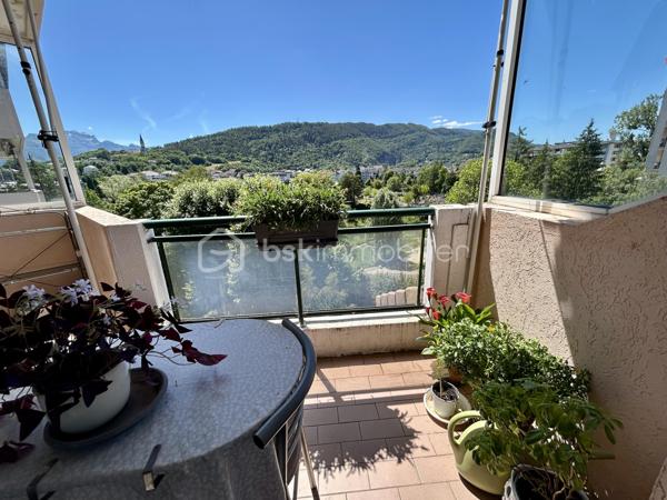 Coup de cœur en résidence senior avec vue sur le Semnoz !

Découvrez ce bel appartement de 74 m² situé au 6ᵉ étage sur 7 d’une résidence senior sécurisée, offrant confort, sérénité et services de qualité au quotidien.

Idéalement situé à proximité immédiate du centre-ville, des commerces, de la gare et des établissements de santé, il bénéficie d’un environnement pratique et recherché.

L’appartement se compose d’une agréable pièce de vie baignée de lumière avec cuisine équipée ouverte sur le séjour. Le salon donne accès à un balcon où vous pourrez profiter d’une magnifique vue dégagée sur le Semnoz et les environs.

L’espace nuit comprend deux chambres confortables, une salle de bain ainsi qu’un WC séparé.

Un garage fermé complète ce bien.

Les plus de la résidence :

* Accueil à la réception,
* Gardien de nuit,
* Résidence sécurisée,
* Services adaptés aux seniors,

Les atouts du bien :
✔ 74 m² habitables
✔ 6ᵉ étage avec ascenseur
✔ Balcon avec vue dégagée sur le Semnoz
✔ Garage fermé
✔ Proximité immédiate des commerces, de la gare et des services médicaux


Un appartement rare alliant confort, sécurité et qualité de vie, idéal pour profiter pleinement de votre retraite dans un cadre privilégié.

À visiter sans tarder !