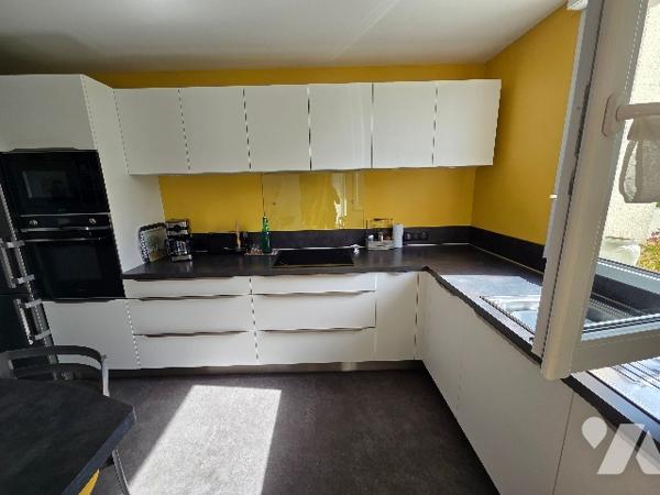 BONSECOURS, appartement de 84.28 m², 2 chambres, 2 places de parking dans copropriété sécurisée.