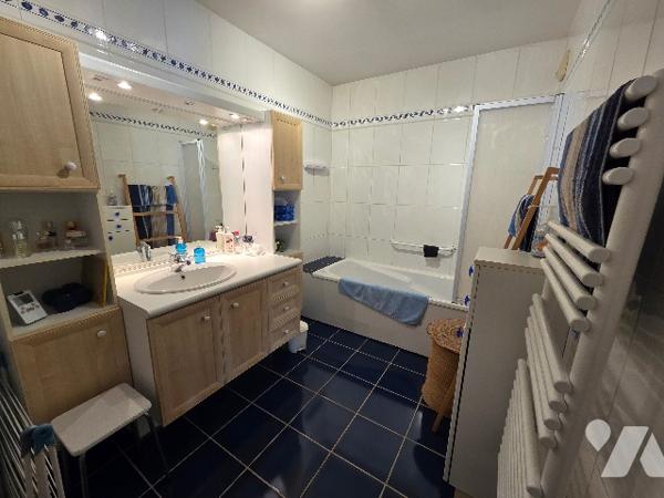 BONSECOURS, appartement de 84.28 m², 2 chambres, 2 places de parking dans copropriété sécurisée.