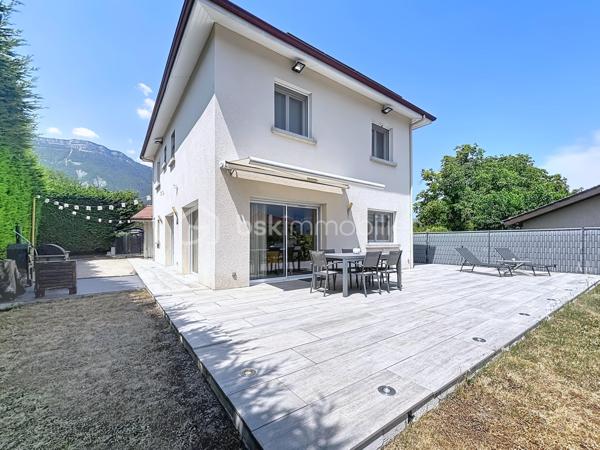 En exclusivité avec Céline MASCIAVE ( EI)

Vous êtes à la recherche d'une maison où il ne vous reste plus qu'à poser vos valises ?

Je vous invite à découvrir cette agréable maison individuelle construite en 2014, d’une superficie d’environ 120 m², implantée sur un terrain de 709 m².
En EXCELLENT ETAT, cette maison ne nécessite AUCUN TRAVAUX et offre une MAGNIFIQUE VUE sur la chaine de Belledonne.
Une maison fonctionnelle et parfaitement entretenue, située dans un secteur prisé de la vallée du Grésivaudan, à proximité des commodités, des écoles et des grands axes.

Elle se compose de :
Au RDC :
- Un hall d'entrée avec placards
- Une cuisine équipée ouverte sur le salon / séjour
- Une buanderie offrant la possibilité d'aménager un espace bureau 
- Un wc avec lave mains

A L'ETAGE :
- 2 chambres avec placard aménagé
- Une belle suite parentale  
- Une salle de bain avec baignoire

 La maison bénéficie d'un spacieux garage d'environ 30m², accessible directement depuis l'intérieur de la maison.

À l’extérieur, vous profiterez d’un terrain PISCINABLE, d'un terrain de pétanque, idéal pour partager des moments conviviaux .

Côté confort et performances énergétiques, la maison est équipée de :

- Panneaux photovoltaïques
- Panneaux solaires pour l'eau chaude
- Climatisation  
- Volets roulants électriques / double vitrage PVC

Caractéristiques:
- Chauffage au sol / chaudière au GAZ
- Aucune charge de copropriété
- Taxe foncière: 2175€
 
 
Ne tardez plus, ce bien est fait pour vous!