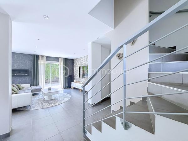 En exclusivité avec Céline MASCIAVE ( EI)

Vous êtes à la recherche d'une maison où il ne vous reste plus qu'à poser vos valises ?

Je vous invite à découvrir cette agréable maison individuelle construite en 2014, d’une superficie d’environ 120 m², implantée sur un terrain de 709 m².
En EXCELLENT ETAT, cette maison ne nécessite AUCUN TRAVAUX et offre une MAGNIFIQUE VUE sur la chaine de Belledonne.
Une maison fonctionnelle et parfaitement entretenue, située dans un secteur prisé de la vallée du Grésivaudan, à proximité des commodités, des écoles et des grands axes.

Elle se compose de :
Au RDC :
- Un hall d'entrée avec placards
- Une cuisine équipée ouverte sur le salon / séjour
- Une buanderie offrant la possibilité d'aménager un espace bureau 
- Un wc avec lave mains

A L'ETAGE :
- 2 chambres avec placard aménagé
- Une belle suite parentale  
- Une salle de bain avec baignoire

 La maison bénéficie d'un spacieux garage d'environ 30m², accessible directement depuis l'intérieur de la maison.

À l’extérieur, vous profiterez d’un terrain PISCINABLE, d'un terrain de pétanque, idéal pour partager des moments conviviaux .

Côté confort et performances énergétiques, la maison est équipée de :

- Panneaux photovoltaïques
- Panneaux solaires pour l'eau chaude
- Climatisation  
- Volets roulants électriques / double vitrage PVC

Caractéristiques:
- Chauffage au sol / chaudière au GAZ
- Aucune charge de copropriété
- Taxe foncière: 2175€
 
 
Ne tardez plus, ce bien est fait pour vous!