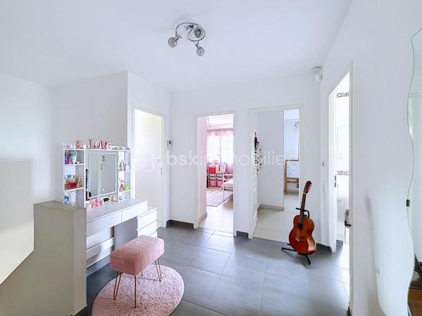 En exclusivité avec Céline MASCIAVE ( EI)

Vous êtes à la recherche d'une maison où il ne vous reste plus qu'à poser vos valises ?

Je vous invite à découvrir cette agréable maison individuelle construite en 2014, d’une superficie d’environ 120 m², implantée sur un terrain de 709 m².
En EXCELLENT ETAT, cette maison ne nécessite AUCUN TRAVAUX et offre une MAGNIFIQUE VUE sur la chaine de Belledonne.
Une maison fonctionnelle et parfaitement entretenue, située dans un secteur prisé de la vallée du Grésivaudan, à proximité des commodités, des écoles et des grands axes.

Elle se compose de :
Au RDC :
- Un hall d'entrée avec placards
- Une cuisine équipée ouverte sur le salon / séjour
- Une buanderie offrant la possibilité d'aménager un espace bureau 
- Un wc avec lave mains

A L'ETAGE :
- 2 chambres avec placard aménagé
- Une belle suite parentale  
- Une salle de bain avec baignoire

 La maison bénéficie d'un spacieux garage d'environ 30m², accessible directement depuis l'intérieur de la maison.

À l’extérieur, vous profiterez d’un terrain PISCINABLE, d'un terrain de pétanque, idéal pour partager des moments conviviaux .

Côté confort et performances énergétiques, la maison est équipée de :

- Panneaux photovoltaïques
- Panneaux solaires pour l'eau chaude
- Climatisation  
- Volets roulants électriques / double vitrage PVC

Caractéristiques:
- Chauffage au sol / chaudière au GAZ
- Aucune charge de copropriété
- Taxe foncière: 2175€
 
 
Ne tardez plus, ce bien est fait pour vous!