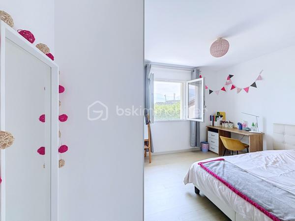 En exclusivité avec Céline MASCIAVE ( EI)

Vous êtes à la recherche d'une maison où il ne vous reste plus qu'à poser vos valises ?

Je vous invite à découvrir cette agréable maison individuelle construite en 2014, d’une superficie d’environ 120 m², implantée sur un terrain de 709 m².
En EXCELLENT ETAT, cette maison ne nécessite AUCUN TRAVAUX et offre une MAGNIFIQUE VUE sur la chaine de Belledonne.
Une maison fonctionnelle et parfaitement entretenue, située dans un secteur prisé de la vallée du Grésivaudan, à proximité des commodités, des écoles et des grands axes.

Elle se compose de :
Au RDC :
- Un hall d'entrée avec placards
- Une cuisine équipée ouverte sur le salon / séjour
- Une buanderie offrant la possibilité d'aménager un espace bureau 
- Un wc avec lave mains

A L'ETAGE :
- 2 chambres avec placard aménagé
- Une belle suite parentale  
- Une salle de bain avec baignoire

 La maison bénéficie d'un spacieux garage d'environ 30m², accessible directement depuis l'intérieur de la maison.

À l’extérieur, vous profiterez d’un terrain PISCINABLE, d'un terrain de pétanque, idéal pour partager des moments conviviaux .

Côté confort et performances énergétiques, la maison est équipée de :

- Panneaux photovoltaïques
- Panneaux solaires pour l'eau chaude
- Climatisation  
- Volets roulants électriques / double vitrage PVC

Caractéristiques:
- Chauffage au sol / chaudière au GAZ
- Aucune charge de copropriété
- Taxe foncière: 2175€
 
 
Ne tardez plus, ce bien est fait pour vous!
