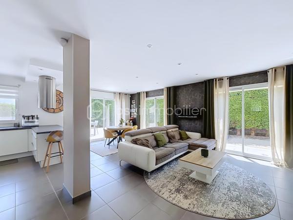 En exclusivité avec Céline MASCIAVE ( EI)

Vous êtes à la recherche d'une maison où il ne vous reste plus qu'à poser vos valises ?

Je vous invite à découvrir cette agréable maison individuelle construite en 2014, d’une superficie d’environ 120 m², implantée sur un terrain de 709 m².
En EXCELLENT ETAT, cette maison ne nécessite AUCUN TRAVAUX et offre une MAGNIFIQUE VUE sur la chaine de Belledonne.
Une maison fonctionnelle et parfaitement entretenue, située dans un secteur prisé de la vallée du Grésivaudan, à proximité des commodités, des écoles et des grands axes.

Elle se compose de :
Au RDC :
- Un hall d'entrée avec placards
- Une cuisine équipée ouverte sur le salon / séjour
- Une buanderie offrant la possibilité d'aménager un espace bureau 
- Un wc avec lave mains

A L'ETAGE :
- 2 chambres avec placard aménagé
- Une belle suite parentale  
- Une salle de bain avec baignoire

 La maison bénéficie d'un spacieux garage d'environ 30m², accessible directement depuis l'intérieur de la maison.

À l’extérieur, vous profiterez d’un terrain PISCINABLE, d'un terrain de pétanque, idéal pour partager des moments conviviaux .

Côté confort et performances énergétiques, la maison est équipée de :

- Panneaux photovoltaïques
- Panneaux solaires pour l'eau chaude
- Climatisation  
- Volets roulants électriques / double vitrage PVC

Caractéristiques:
- Chauffage au sol / chaudière au GAZ
- Aucune charge de copropriété
- Taxe foncière: 2175€
 
 
Ne tardez plus, ce bien est fait pour vous!