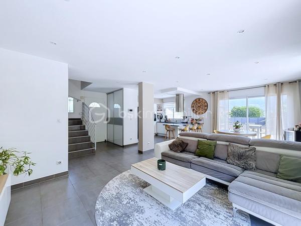 En exclusivité avec Céline MASCIAVE ( EI)

Vous êtes à la recherche d'une maison où il ne vous reste plus qu'à poser vos valises ?

Je vous invite à découvrir cette agréable maison individuelle construite en 2014, d’une superficie d’environ 120 m², implantée sur un terrain de 709 m².
En EXCELLENT ETAT, cette maison ne nécessite AUCUN TRAVAUX et offre une MAGNIFIQUE VUE sur la chaine de Belledonne.
Une maison fonctionnelle et parfaitement entretenue, située dans un secteur prisé de la vallée du Grésivaudan, à proximité des commodités, des écoles et des grands axes.

Elle se compose de :
Au RDC :
- Un hall d'entrée avec placards
- Une cuisine équipée ouverte sur le salon / séjour
- Une buanderie offrant la possibilité d'aménager un espace bureau 
- Un wc avec lave mains

A L'ETAGE :
- 2 chambres avec placard aménagé
- Une belle suite parentale  
- Une salle de bain avec baignoire

 La maison bénéficie d'un spacieux garage d'environ 30m², accessible directement depuis l'intérieur de la maison.

À l’extérieur, vous profiterez d’un terrain PISCINABLE, d'un terrain de pétanque, idéal pour partager des moments conviviaux .

Côté confort et performances énergétiques, la maison est équipée de :

- Panneaux photovoltaïques
- Panneaux solaires pour l'eau chaude
- Climatisation  
- Volets roulants électriques / double vitrage PVC

Caractéristiques:
- Chauffage au sol / chaudière au GAZ
- Aucune charge de copropriété
- Taxe foncière: 2175€
 
 
Ne tardez plus, ce bien est fait pour vous!