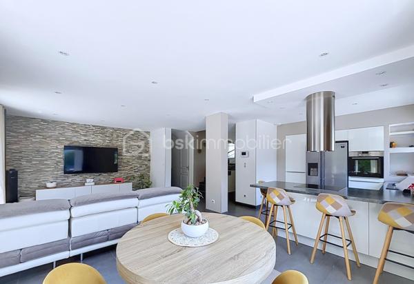 En exclusivité avec Céline MASCIAVE ( EI)

Vous êtes à la recherche d'une maison où il ne vous reste plus qu'à poser vos valises ?

Je vous invite à découvrir cette agréable maison individuelle construite en 2014, d’une superficie d’environ 120 m², implantée sur un terrain de 709 m².
En EXCELLENT ETAT, cette maison ne nécessite AUCUN TRAVAUX et offre une MAGNIFIQUE VUE sur la chaine de Belledonne.
Une maison fonctionnelle et parfaitement entretenue, située dans un secteur prisé de la vallée du Grésivaudan, à proximité des commodités, des écoles et des grands axes.

Elle se compose de :
Au RDC :
- Un hall d'entrée avec placards
- Une cuisine équipée ouverte sur le salon / séjour
- Une buanderie offrant la possibilité d'aménager un espace bureau 
- Un wc avec lave mains

A L'ETAGE :
- 2 chambres avec placard aménagé
- Une belle suite parentale  
- Une salle de bain avec baignoire

 La maison bénéficie d'un spacieux garage d'environ 30m², accessible directement depuis l'intérieur de la maison.

À l’extérieur, vous profiterez d’un terrain PISCINABLE, d'un terrain de pétanque, idéal pour partager des moments conviviaux .

Côté confort et performances énergétiques, la maison est équipée de :

- Panneaux photovoltaïques
- Panneaux solaires pour l'eau chaude
- Climatisation  
- Volets roulants électriques / double vitrage PVC

Caractéristiques:
- Chauffage au sol / chaudière au GAZ
- Aucune charge de copropriété
- Taxe foncière: 2175€
 
 
Ne tardez plus, ce bien est fait pour vous!