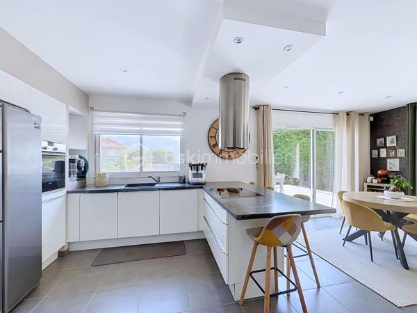 En exclusivité avec Céline MASCIAVE ( EI)

Vous êtes à la recherche d'une maison où il ne vous reste plus qu'à poser vos valises ?

Je vous invite à découvrir cette agréable maison individuelle construite en 2014, d’une superficie d’environ 120 m², implantée sur un terrain de 709 m².
En EXCELLENT ETAT, cette maison ne nécessite AUCUN TRAVAUX et offre une MAGNIFIQUE VUE sur la chaine de Belledonne.
Une maison fonctionnelle et parfaitement entretenue, située dans un secteur prisé de la vallée du Grésivaudan, à proximité des commodités, des écoles et des grands axes.

Elle se compose de :
Au RDC :
- Un hall d'entrée avec placards
- Une cuisine équipée ouverte sur le salon / séjour
- Une buanderie offrant la possibilité d'aménager un espace bureau 
- Un wc avec lave mains

A L'ETAGE :
- 2 chambres avec placard aménagé
- Une belle suite parentale  
- Une salle de bain avec baignoire

 La maison bénéficie d'un spacieux garage d'environ 30m², accessible directement depuis l'intérieur de la maison.

À l’extérieur, vous profiterez d’un terrain PISCINABLE, d'un terrain de pétanque, idéal pour partager des moments conviviaux .

Côté confort et performances énergétiques, la maison est équipée de :

- Panneaux photovoltaïques
- Panneaux solaires pour l'eau chaude
- Climatisation  
- Volets roulants électriques / double vitrage PVC

Caractéristiques:
- Chauffage au sol / chaudière au GAZ
- Aucune charge de copropriété
- Taxe foncière: 2175€
 
 
Ne tardez plus, ce bien est fait pour vous!