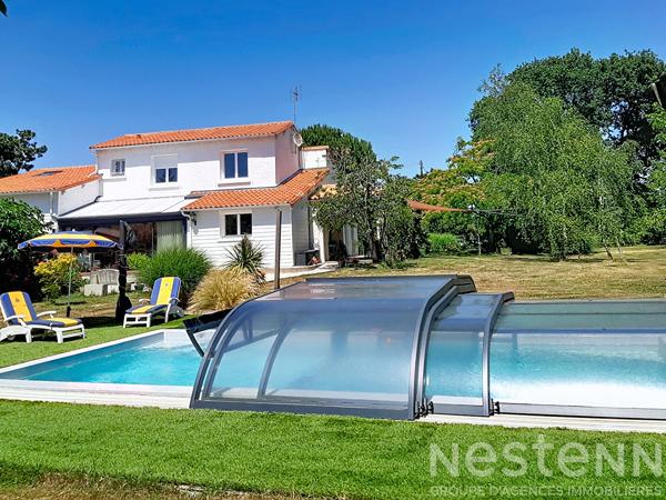 Superbe  propriété familiale de 10 pièces avec piscine à Saujon
