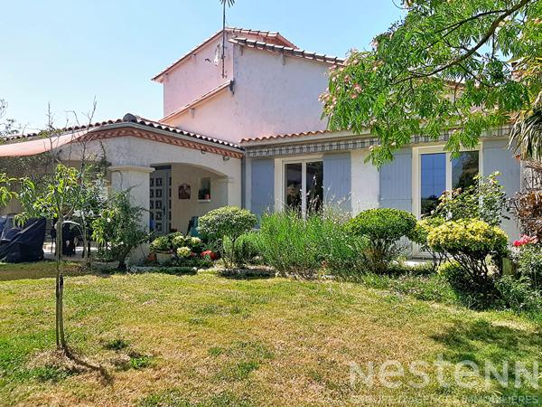 Superbe  propriété familiale de 10 pièces avec piscine à Saujon