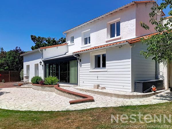 Superbe  propriété familiale de 10 pièces avec piscine à Saujon