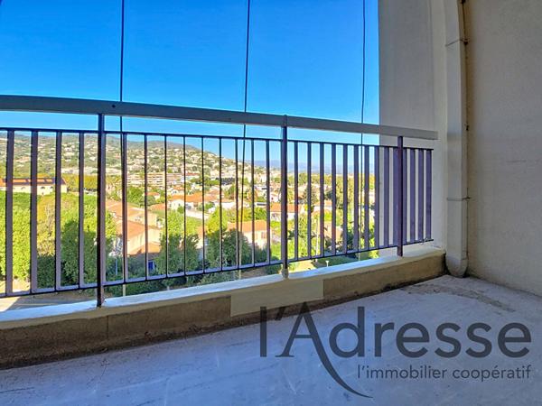 STUDIO AVEC PARKING CAVE ET PISCINE