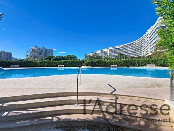 STUDIO AVEC PARKING CAVE ET PISCINE