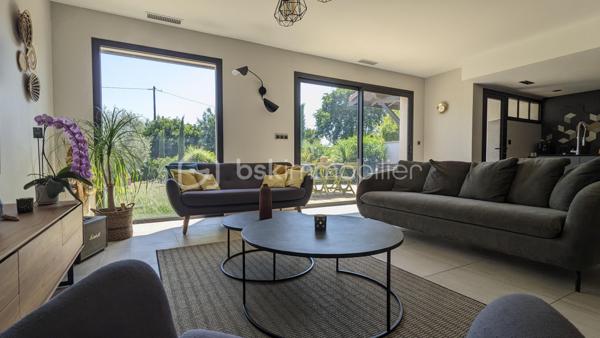 MERIGNAC CENTRE-VILLE - MAISON PLAIN-PIED RENOVÉE - 3 CHAMBRES + 1 BUREAU - SUITE PARENTALE - TERRASSE BOIS - GARAGE - AUCUN VIS-A-VIS - BUS 1 & TRAM A

Située dans un secteur recherché de Mérignac, cette belle maison de 155 m² habitables, entièrement de plain-pied, est implantée sur une parcelle de 678 m², sans vis-à-vis.

Entièrement restructurée et rénovée avec des matériaux de qualité et des aménagements sur mesure, elle offre de beaux volumes et des prestations soignées. Elle se compose d’une vaste pièce de vie de plus de 60 m² avec cuisine ouverte et îlot, donnant directement sur une grande terrasse bois et le jardin, ainsi que de 3 chambres, dont une suite parentale avec dressing double et salle d’eau, un bureau, une salle de bain avec douche à l’italienne et baignoire, un cellier et une buanderie.

La maison bénéficie d’un excellent confort thermique grâce à une pompe à chaleur gainable réversible, assurant chauffage et climatisation, ainsi qu’une isolation renforcée réalisée lors de la rénovation. Son DPE en B témoigne de ses bonnes performances énergétiques. Les brise-soleils domotisés permettent également de maîtriser facilement les apports solaires.

À l’extérieur, le jardin, réalisé par un paysagiste, constitue un véritable prolongement de la maison. Terrasse bois, olivier centenaire et végétation méditerranéenne créent un environnement particulièrement agréable et intimiste, à l’abri des regards.

Un garage de près de 25 m², pouvant accueillir vélos, moto et servir d’atelier, complète l'ensemble. La parcelle permet également de stationner plusieurs véhicules.

autre atout, son emplacement: à seulement 5 minutes à pied du centre-ville de Mérignac, de la médiathèque, du cinéma, des commerces et du marché, et à proximité immédiate des écoles (Ecoles du Parc Féau, Jean Macé), du collège Jules Ferry et du lycée Daguin. Le bus 1 et le tram A permettent par ailleurs de rejoindre facilement Bordeaux et le secteur Pellegrin.

On aime :
 
-         Sa belle rénovation, avec prestations et matériaux de qualité et ses finitions exemplaires à l’intérieur comme à l’extérieur, sans aucun travaux à prévoir
-         Sa grande pièce de vie de plus de 60 m²
-         Sa grande terrasse et son jardin méditerranéen véritable « coup de cœur » sans vis-à-vis
-         Ses 3 chambres, dont sa belle suite parentale et son bureau inspiration art-déco
-         Sa localisation recherchée, en centre-ville, proche des écoles, commerces, Bus et TRAM A


Une maison familiale particulièrement aboutie, qui associe qualité de rénovation, confort, performance énergétique, beaux espaces extérieurs et emplacement central, le tout sans travaux à prévoir.