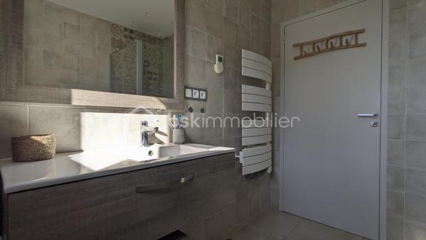 MERIGNAC CENTRE-VILLE - MAISON PLAIN-PIED RENOVÉE - 3 CHAMBRES + 1 BUREAU - SUITE PARENTALE - TERRASSE BOIS - GARAGE - AUCUN VIS-A-VIS - BUS 1 & TRAM A

Située dans un secteur recherché de Mérignac, cette belle maison de 155 m² habitables, entièrement de plain-pied, est implantée sur une parcelle de 678 m², sans vis-à-vis.

Entièrement restructurée et rénovée avec des matériaux de qualité et des aménagements sur mesure, elle offre de beaux volumes et des prestations soignées. Elle se compose d’une vaste pièce de vie de plus de 60 m² avec cuisine ouverte et îlot, donnant directement sur une grande terrasse bois et le jardin, ainsi que de 3 chambres, dont une suite parentale avec dressing double et salle d’eau, un bureau, une salle de bain avec douche à l’italienne et baignoire, un cellier et une buanderie.

La maison bénéficie d’un excellent confort thermique grâce à une pompe à chaleur gainable réversible, assurant chauffage et climatisation, ainsi qu’une isolation renforcée réalisée lors de la rénovation. Son DPE en B témoigne de ses bonnes performances énergétiques. Les brise-soleils domotisés permettent également de maîtriser facilement les apports solaires.

À l’extérieur, le jardin, réalisé par un paysagiste, constitue un véritable prolongement de la maison. Terrasse bois, olivier centenaire et végétation méditerranéenne créent un environnement particulièrement agréable et intimiste, à l’abri des regards.

Un garage de près de 25 m², pouvant accueillir vélos, moto et servir d’atelier, complète l'ensemble. La parcelle permet également de stationner plusieurs véhicules.

autre atout, son emplacement: à seulement 5 minutes à pied du centre-ville de Mérignac, de la médiathèque, du cinéma, des commerces et du marché, et à proximité immédiate des écoles (Ecoles du Parc Féau, Jean Macé), du collège Jules Ferry et du lycée Daguin. Le bus 1 et le tram A permettent par ailleurs de rejoindre facilement Bordeaux et le secteur Pellegrin.

On aime :
 
-         Sa belle rénovation, avec prestations et matériaux de qualité et ses finitions exemplaires à l’intérieur comme à l’extérieur, sans aucun travaux à prévoir
-         Sa grande pièce de vie de plus de 60 m²
-         Sa grande terrasse et son jardin méditerranéen véritable « coup de cœur » sans vis-à-vis
-         Ses 3 chambres, dont sa belle suite parentale et son bureau inspiration art-déco
-         Sa localisation recherchée, en centre-ville, proche des écoles, commerces, Bus et TRAM A


Une maison familiale particulièrement aboutie, qui associe qualité de rénovation, confort, performance énergétique, beaux espaces extérieurs et emplacement central, le tout sans travaux à prévoir.