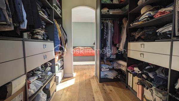 MERIGNAC CENTRE-VILLE - MAISON PLAIN-PIED RENOVÉE - 3 CHAMBRES + 1 BUREAU - SUITE PARENTALE - TERRASSE BOIS - GARAGE - AUCUN VIS-A-VIS - BUS 1 & TRAM A

Située dans un secteur recherché de Mérignac, cette belle maison de 155 m² habitables, entièrement de plain-pied, est implantée sur une parcelle de 678 m², sans vis-à-vis.

Entièrement restructurée et rénovée avec des matériaux de qualité et des aménagements sur mesure, elle offre de beaux volumes et des prestations soignées. Elle se compose d’une vaste pièce de vie de plus de 60 m² avec cuisine ouverte et îlot, donnant directement sur une grande terrasse bois et le jardin, ainsi que de 3 chambres, dont une suite parentale avec dressing double et salle d’eau, un bureau, une salle de bain avec douche à l’italienne et baignoire, un cellier et une buanderie.

La maison bénéficie d’un excellent confort thermique grâce à une pompe à chaleur gainable réversible, assurant chauffage et climatisation, ainsi qu’une isolation renforcée réalisée lors de la rénovation. Son DPE en B témoigne de ses bonnes performances énergétiques. Les brise-soleils domotisés permettent également de maîtriser facilement les apports solaires.

À l’extérieur, le jardin, réalisé par un paysagiste, constitue un véritable prolongement de la maison. Terrasse bois, olivier centenaire et végétation méditerranéenne créent un environnement particulièrement agréable et intimiste, à l’abri des regards.

Un garage de près de 25 m², pouvant accueillir vélos, moto et servir d’atelier, complète l'ensemble. La parcelle permet également de stationner plusieurs véhicules.

autre atout, son emplacement: à seulement 5 minutes à pied du centre-ville de Mérignac, de la médiathèque, du cinéma, des commerces et du marché, et à proximité immédiate des écoles (Ecoles du Parc Féau, Jean Macé), du collège Jules Ferry et du lycée Daguin. Le bus 1 et le tram A permettent par ailleurs de rejoindre facilement Bordeaux et le secteur Pellegrin.

On aime :
 
-         Sa belle rénovation, avec prestations et matériaux de qualité et ses finitions exemplaires à l’intérieur comme à l’extérieur, sans aucun travaux à prévoir
-         Sa grande pièce de vie de plus de 60 m²
-         Sa grande terrasse et son jardin méditerranéen véritable « coup de cœur » sans vis-à-vis
-         Ses 3 chambres, dont sa belle suite parentale et son bureau inspiration art-déco
-         Sa localisation recherchée, en centre-ville, proche des écoles, commerces, Bus et TRAM A


Une maison familiale particulièrement aboutie, qui associe qualité de rénovation, confort, performance énergétique, beaux espaces extérieurs et emplacement central, le tout sans travaux à prévoir.