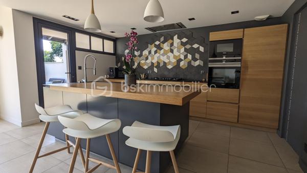 MERIGNAC CENTRE-VILLE - MAISON PLAIN-PIED RENOVÉE - 3 CHAMBRES + 1 BUREAU - SUITE PARENTALE - TERRASSE BOIS - GARAGE - AUCUN VIS-A-VIS - BUS 1 & TRAM A

Située dans un secteur recherché de Mérignac, cette belle maison de 155 m² habitables, entièrement de plain-pied, est implantée sur une parcelle de 678 m², sans vis-à-vis.

Entièrement restructurée et rénovée avec des matériaux de qualité et des aménagements sur mesure, elle offre de beaux volumes et des prestations soignées. Elle se compose d’une vaste pièce de vie de plus de 60 m² avec cuisine ouverte et îlot, donnant directement sur une grande terrasse bois et le jardin, ainsi que de 3 chambres, dont une suite parentale avec dressing double et salle d’eau, un bureau, une salle de bain avec douche à l’italienne et baignoire, un cellier et une buanderie.

La maison bénéficie d’un excellent confort thermique grâce à une pompe à chaleur gainable réversible, assurant chauffage et climatisation, ainsi qu’une isolation renforcée réalisée lors de la rénovation. Son DPE en B témoigne de ses bonnes performances énergétiques. Les brise-soleils domotisés permettent également de maîtriser facilement les apports solaires.

À l’extérieur, le jardin, réalisé par un paysagiste, constitue un véritable prolongement de la maison. Terrasse bois, olivier centenaire et végétation méditerranéenne créent un environnement particulièrement agréable et intimiste, à l’abri des regards.

Un garage de près de 25 m², pouvant accueillir vélos, moto et servir d’atelier, complète l'ensemble. La parcelle permet également de stationner plusieurs véhicules.

autre atout, son emplacement: à seulement 5 minutes à pied du centre-ville de Mérignac, de la médiathèque, du cinéma, des commerces et du marché, et à proximité immédiate des écoles (Ecoles du Parc Féau, Jean Macé), du collège Jules Ferry et du lycée Daguin. Le bus 1 et le tram A permettent par ailleurs de rejoindre facilement Bordeaux et le secteur Pellegrin.

On aime :
 
-         Sa belle rénovation, avec prestations et matériaux de qualité et ses finitions exemplaires à l’intérieur comme à l’extérieur, sans aucun travaux à prévoir
-         Sa grande pièce de vie de plus de 60 m²
-         Sa grande terrasse et son jardin méditerranéen véritable « coup de cœur » sans vis-à-vis
-         Ses 3 chambres, dont sa belle suite parentale et son bureau inspiration art-déco
-         Sa localisation recherchée, en centre-ville, proche des écoles, commerces, Bus et TRAM A


Une maison familiale particulièrement aboutie, qui associe qualité de rénovation, confort, performance énergétique, beaux espaces extérieurs et emplacement central, le tout sans travaux à prévoir.