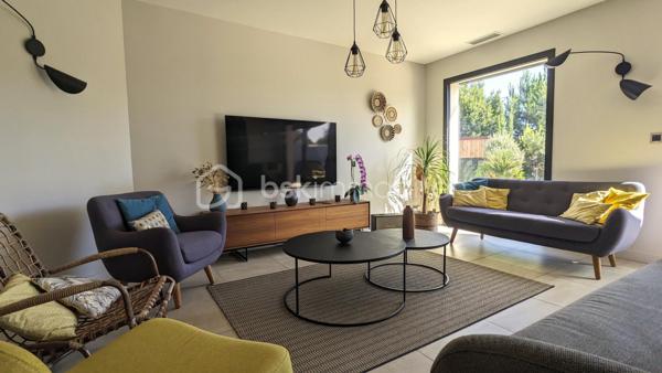 MERIGNAC CENTRE-VILLE - MAISON PLAIN-PIED RENOVÉE - 3 CHAMBRES + 1 BUREAU - SUITE PARENTALE - TERRASSE BOIS - GARAGE - AUCUN VIS-A-VIS - BUS 1 & TRAM A

Située dans un secteur recherché de Mérignac, cette belle maison de 155 m² habitables, entièrement de plain-pied, est implantée sur une parcelle de 678 m², sans vis-à-vis.

Entièrement restructurée et rénovée avec des matériaux de qualité et des aménagements sur mesure, elle offre de beaux volumes et des prestations soignées. Elle se compose d’une vaste pièce de vie de plus de 60 m² avec cuisine ouverte et îlot, donnant directement sur une grande terrasse bois et le jardin, ainsi que de 3 chambres, dont une suite parentale avec dressing double et salle d’eau, un bureau, une salle de bain avec douche à l’italienne et baignoire, un cellier et une buanderie.

La maison bénéficie d’un excellent confort thermique grâce à une pompe à chaleur gainable réversible, assurant chauffage et climatisation, ainsi qu’une isolation renforcée réalisée lors de la rénovation. Son DPE en B témoigne de ses bonnes performances énergétiques. Les brise-soleils domotisés permettent également de maîtriser facilement les apports solaires.

À l’extérieur, le jardin, réalisé par un paysagiste, constitue un véritable prolongement de la maison. Terrasse bois, olivier centenaire et végétation méditerranéenne créent un environnement particulièrement agréable et intimiste, à l’abri des regards.

Un garage de près de 25 m², pouvant accueillir vélos, moto et servir d’atelier, complète l'ensemble. La parcelle permet également de stationner plusieurs véhicules.

autre atout, son emplacement: à seulement 5 minutes à pied du centre-ville de Mérignac, de la médiathèque, du cinéma, des commerces et du marché, et à proximité immédiate des écoles (Ecoles du Parc Féau, Jean Macé), du collège Jules Ferry et du lycée Daguin. Le bus 1 et le tram A permettent par ailleurs de rejoindre facilement Bordeaux et le secteur Pellegrin.

On aime :
 
-         Sa belle rénovation, avec prestations et matériaux de qualité et ses finitions exemplaires à l’intérieur comme à l’extérieur, sans aucun travaux à prévoir
-         Sa grande pièce de vie de plus de 60 m²
-         Sa grande terrasse et son jardin méditerranéen véritable « coup de cœur » sans vis-à-vis
-         Ses 3 chambres, dont sa belle suite parentale et son bureau inspiration art-déco
-         Sa localisation recherchée, en centre-ville, proche des écoles, commerces, Bus et TRAM A


Une maison familiale particulièrement aboutie, qui associe qualité de rénovation, confort, performance énergétique, beaux espaces extérieurs et emplacement central, le tout sans travaux à prévoir.