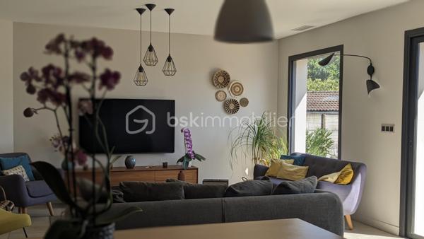 MERIGNAC CENTRE-VILLE - MAISON PLAIN-PIED RENOVÉE - 3 CHAMBRES + 1 BUREAU - SUITE PARENTALE - TERRASSE BOIS - GARAGE - AUCUN VIS-A-VIS - BUS 1 & TRAM A

Située dans un secteur recherché de Mérignac, cette belle maison de 155 m² habitables, entièrement de plain-pied, est implantée sur une parcelle de 678 m², sans vis-à-vis.

Entièrement restructurée et rénovée avec des matériaux de qualité et des aménagements sur mesure, elle offre de beaux volumes et des prestations soignées. Elle se compose d’une vaste pièce de vie de plus de 60 m² avec cuisine ouverte et îlot, donnant directement sur une grande terrasse bois et le jardin, ainsi que de 3 chambres, dont une suite parentale avec dressing double et salle d’eau, un bureau, une salle de bain avec douche à l’italienne et baignoire, un cellier et une buanderie.

La maison bénéficie d’un excellent confort thermique grâce à une pompe à chaleur gainable réversible, assurant chauffage et climatisation, ainsi qu’une isolation renforcée réalisée lors de la rénovation. Son DPE en B témoigne de ses bonnes performances énergétiques. Les brise-soleils domotisés permettent également de maîtriser facilement les apports solaires.

À l’extérieur, le jardin, réalisé par un paysagiste, constitue un véritable prolongement de la maison. Terrasse bois, olivier centenaire et végétation méditerranéenne créent un environnement particulièrement agréable et intimiste, à l’abri des regards.

Un garage de près de 25 m², pouvant accueillir vélos, moto et servir d’atelier, complète l'ensemble. La parcelle permet également de stationner plusieurs véhicules.

autre atout, son emplacement: à seulement 5 minutes à pied du centre-ville de Mérignac, de la médiathèque, du cinéma, des commerces et du marché, et à proximité immédiate des écoles (Ecoles du Parc Féau, Jean Macé), du collège Jules Ferry et du lycée Daguin. Le bus 1 et le tram A permettent par ailleurs de rejoindre facilement Bordeaux et le secteur Pellegrin.

On aime :
 
-         Sa belle rénovation, avec prestations et matériaux de qualité et ses finitions exemplaires à l’intérieur comme à l’extérieur, sans aucun travaux à prévoir
-         Sa grande pièce de vie de plus de 60 m²
-         Sa grande terrasse et son jardin méditerranéen véritable « coup de cœur » sans vis-à-vis
-         Ses 3 chambres, dont sa belle suite parentale et son bureau inspiration art-déco
-         Sa localisation recherchée, en centre-ville, proche des écoles, commerces, Bus et TRAM A


Une maison familiale particulièrement aboutie, qui associe qualité de rénovation, confort, performance énergétique, beaux espaces extérieurs et emplacement central, le tout sans travaux à prévoir.