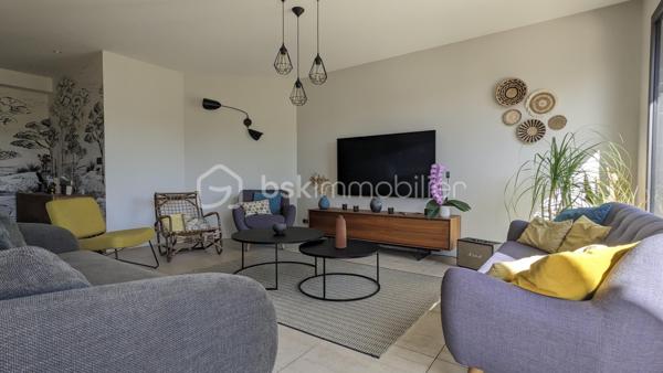 MERIGNAC CENTRE-VILLE - MAISON PLAIN-PIED RENOVÉE - 3 CHAMBRES + 1 BUREAU - SUITE PARENTALE - TERRASSE BOIS - GARAGE - AUCUN VIS-A-VIS - BUS 1 & TRAM A

Située dans un secteur recherché de Mérignac, cette belle maison de 155 m² habitables, entièrement de plain-pied, est implantée sur une parcelle de 678 m², sans vis-à-vis.

Entièrement restructurée et rénovée avec des matériaux de qualité et des aménagements sur mesure, elle offre de beaux volumes et des prestations soignées. Elle se compose d’une vaste pièce de vie de plus de 60 m² avec cuisine ouverte et îlot, donnant directement sur une grande terrasse bois et le jardin, ainsi que de 3 chambres, dont une suite parentale avec dressing double et salle d’eau, un bureau, une salle de bain avec douche à l’italienne et baignoire, un cellier et une buanderie.

La maison bénéficie d’un excellent confort thermique grâce à une pompe à chaleur gainable réversible, assurant chauffage et climatisation, ainsi qu’une isolation renforcée réalisée lors de la rénovation. Son DPE en B témoigne de ses bonnes performances énergétiques. Les brise-soleils domotisés permettent également de maîtriser facilement les apports solaires.

À l’extérieur, le jardin, réalisé par un paysagiste, constitue un véritable prolongement de la maison. Terrasse bois, olivier centenaire et végétation méditerranéenne créent un environnement particulièrement agréable et intimiste, à l’abri des regards.

Un garage de près de 25 m², pouvant accueillir vélos, moto et servir d’atelier, complète l'ensemble. La parcelle permet également de stationner plusieurs véhicules.

autre atout, son emplacement: à seulement 5 minutes à pied du centre-ville de Mérignac, de la médiathèque, du cinéma, des commerces et du marché, et à proximité immédiate des écoles (Ecoles du Parc Féau, Jean Macé), du collège Jules Ferry et du lycée Daguin. Le bus 1 et le tram A permettent par ailleurs de rejoindre facilement Bordeaux et le secteur Pellegrin.

On aime :
 
-         Sa belle rénovation, avec prestations et matériaux de qualité et ses finitions exemplaires à l’intérieur comme à l’extérieur, sans aucun travaux à prévoir
-         Sa grande pièce de vie de plus de 60 m²
-         Sa grande terrasse et son jardin méditerranéen véritable « coup de cœur » sans vis-à-vis
-         Ses 3 chambres, dont sa belle suite parentale et son bureau inspiration art-déco
-         Sa localisation recherchée, en centre-ville, proche des écoles, commerces, Bus et TRAM A


Une maison familiale particulièrement aboutie, qui associe qualité de rénovation, confort, performance énergétique, beaux espaces extérieurs et emplacement central, le tout sans travaux à prévoir.