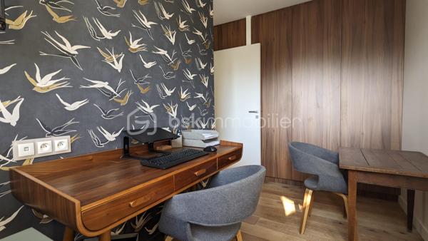 MERIGNAC CENTRE-VILLE - MAISON PLAIN-PIED RENOVÉE - 3 CHAMBRES + 1 BUREAU - SUITE PARENTALE - TERRASSE BOIS - GARAGE - AUCUN VIS-A-VIS - BUS 1 & TRAM A

Située dans un secteur recherché de Mérignac, cette belle maison de 155 m² habitables, entièrement de plain-pied, est implantée sur une parcelle de 678 m², sans vis-à-vis.

Entièrement restructurée et rénovée avec des matériaux de qualité et des aménagements sur mesure, elle offre de beaux volumes et des prestations soignées. Elle se compose d’une vaste pièce de vie de plus de 60 m² avec cuisine ouverte et îlot, donnant directement sur une grande terrasse bois et le jardin, ainsi que de 3 chambres, dont une suite parentale avec dressing double et salle d’eau, un bureau, une salle de bain avec douche à l’italienne et baignoire, un cellier et une buanderie.

La maison bénéficie d’un excellent confort thermique grâce à une pompe à chaleur gainable réversible, assurant chauffage et climatisation, ainsi qu’une isolation renforcée réalisée lors de la rénovation. Son DPE en B témoigne de ses bonnes performances énergétiques. Les brise-soleils domotisés permettent également de maîtriser facilement les apports solaires.

À l’extérieur, le jardin, réalisé par un paysagiste, constitue un véritable prolongement de la maison. Terrasse bois, olivier centenaire et végétation méditerranéenne créent un environnement particulièrement agréable et intimiste, à l’abri des regards.

Un garage de près de 25 m², pouvant accueillir vélos, moto et servir d’atelier, complète l'ensemble. La parcelle permet également de stationner plusieurs véhicules.

autre atout, son emplacement: à seulement 5 minutes à pied du centre-ville de Mérignac, de la médiathèque, du cinéma, des commerces et du marché, et à proximité immédiate des écoles (Ecoles du Parc Féau, Jean Macé), du collège Jules Ferry et du lycée Daguin. Le bus 1 et le tram A permettent par ailleurs de rejoindre facilement Bordeaux et le secteur Pellegrin.

On aime :
 
-         Sa belle rénovation, avec prestations et matériaux de qualité et ses finitions exemplaires à l’intérieur comme à l’extérieur, sans aucun travaux à prévoir
-         Sa grande pièce de vie de plus de 60 m²
-         Sa grande terrasse et son jardin méditerranéen véritable « coup de cœur » sans vis-à-vis
-         Ses 3 chambres, dont sa belle suite parentale et son bureau inspiration art-déco
-         Sa localisation recherchée, en centre-ville, proche des écoles, commerces, Bus et TRAM A


Une maison familiale particulièrement aboutie, qui associe qualité de rénovation, confort, performance énergétique, beaux espaces extérieurs et emplacement central, le tout sans travaux à prévoir.